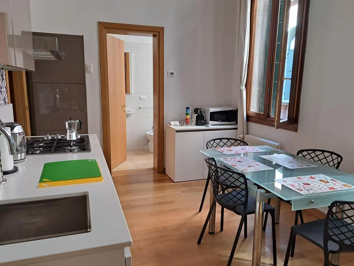 ונציה Rialto Bridge Lovely Apartment 0*,  איטליה